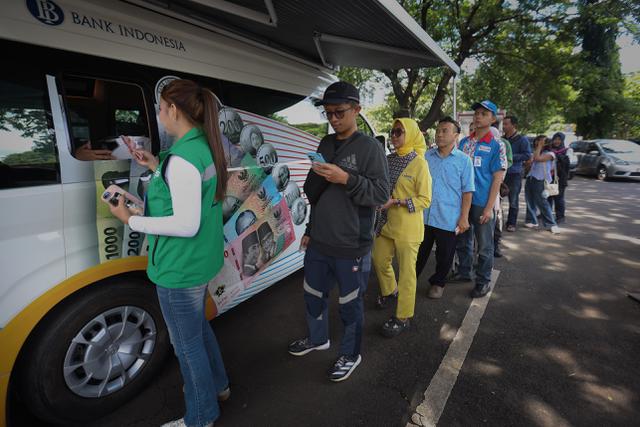 Jelang Lebaran 2026, Warga Antre Tukar Uang Baru di Kas Keliling Bank Indonesia