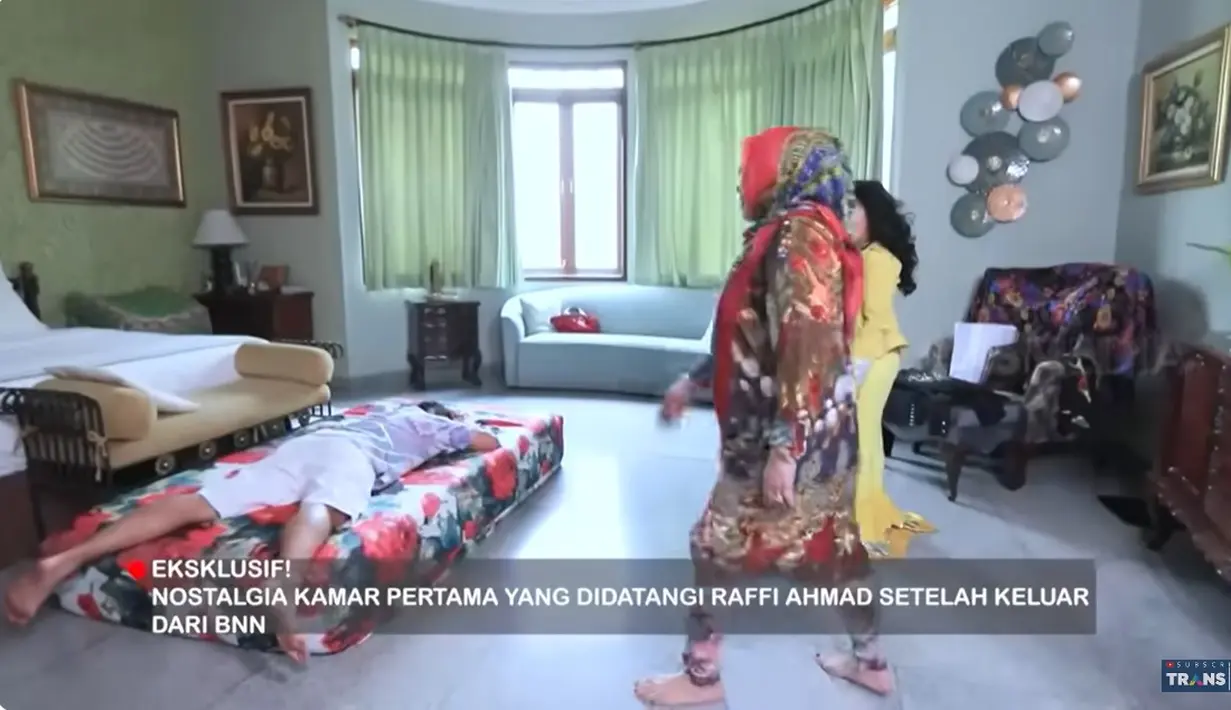 Suami Nagita Slavina itu langsung tidur tengkurap setelah dari kamar mandi. "terus dipijitin," kata Camelia Malik. "Aku jadi mang Ujang," sahut Irfan Hakim. "Dipijitin ama mang Ujang," ujar Camelia. [Youtube/TRANS7 OFFICIAL]