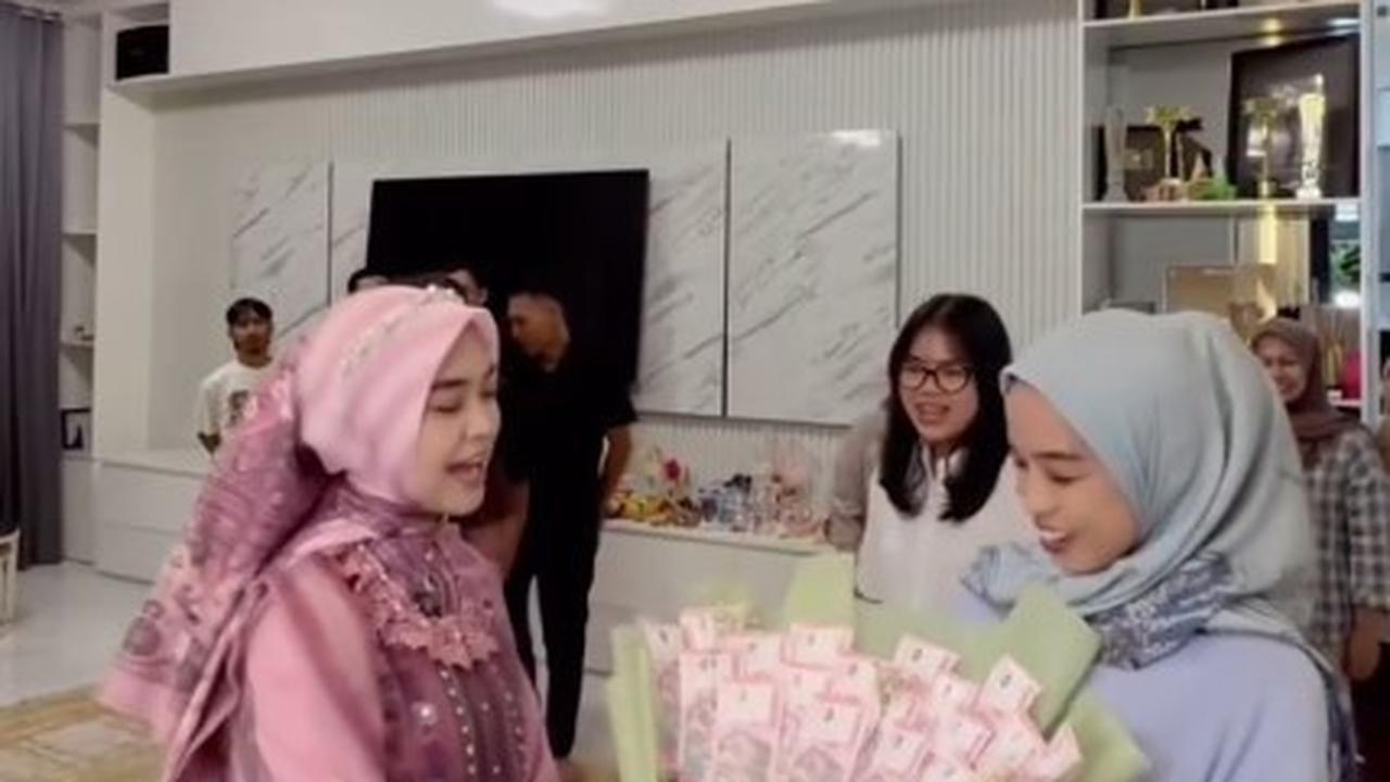 Cara Unik Ria Ricis Bagi THR ke Karyawan, Uang Dijadikan Buket