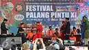 Aksi palang pintu saat Festival Palang Pintu 2016 di Kemang, Jakarta, (28/5). Festival tersebut menampilkan budaya Betawi di sepanjang Jalan Kemang Raya dengan dua panggung utama dan sekitar 270 booth. (Liputan6.com/Immanuel Antonius)