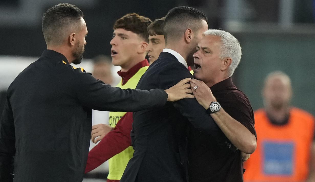Tak terima dengan kartu merah tersebut, Jose Mourinho sempat ingin menghampiri wasit ke dalam lapangan yang segera dicegah oleh para staf AS Roma. (AP/Andrew Medichini)