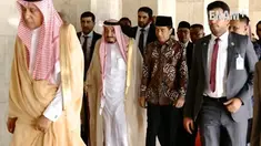 Raja Salman bin Abdulaziz al Saud tiba di Masjid Istiqlal, Jakarta Pusat. Raja Salman disambut langsung Imam Besar Masjid Istiqlal Nasaruddin Umar. Lantunan tasbih, tahmid, tahlil, dan takbir pun menggema di Masjid Istiqlal.