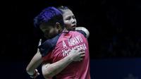 Pasangan Indonesia, Greysia Polii/Apriyani Rahayu, berpelukan usai menaklukkan wakil Jepang, Ayako Sakuramoto/Yukiko Takahata pada Indonesia Open 2019 di Istora, Jakarta, Selasa (16/7). Pasangan Indonesia menang 21-15, 21-16. (Bola.com/M Iqbal Ichsan)