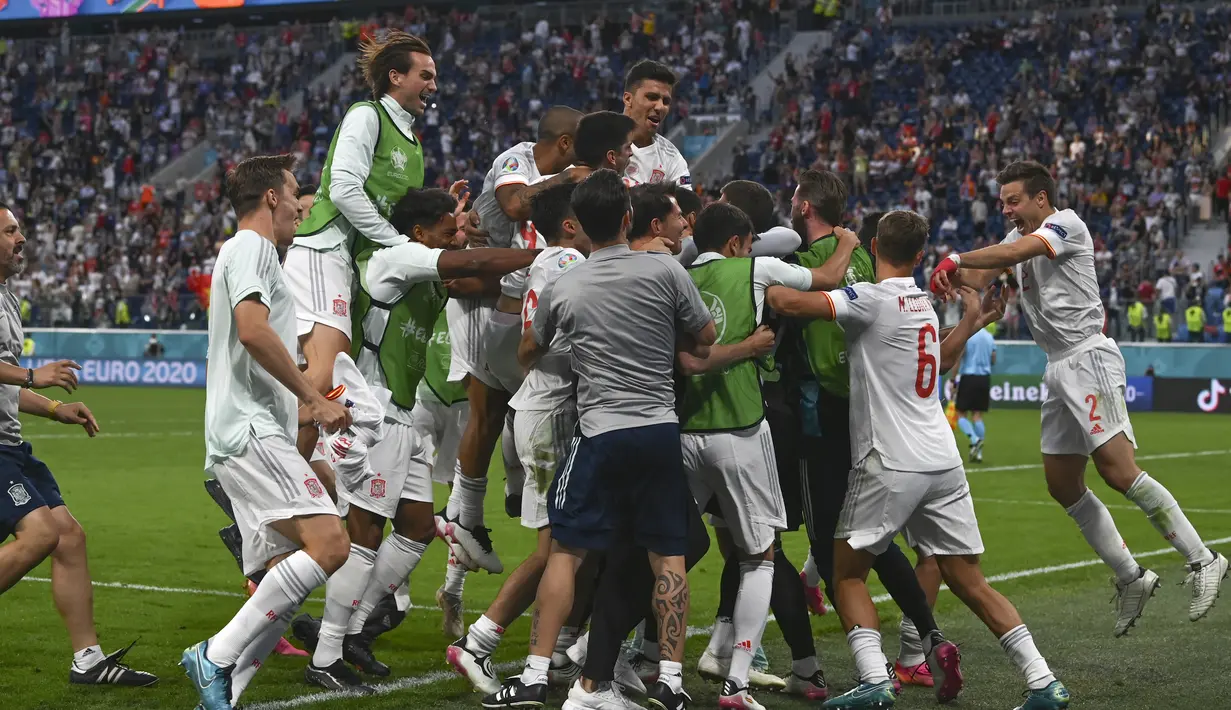 Para pemain Timnas Spanyol berselebrasi setelah pertandingan perempat final Euro 2020 kontra Swiss di Krestovsky Stadium, Saint Petersburg, Sabtu (3/7/2021) dini hari WIB.  Spanyol menyingkirkan Swiss 3-1 (1-1) melalui adu penalti. (Kirill Kudryavtsev, Pool via AP)