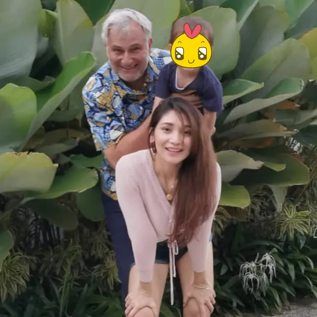 Beda Usia 21 Tahun, Ini 6 Potret Kebersamaan Baby Margaretha dan Suami