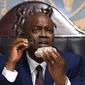 Presiden Botswana Mokgweetsi Masisi memegang berlian seberat 2.492 karat yang digali di salah satu tambangnya dan akan dipamerkan di Gaborone, Kamis, 22 Agustus 2024. (Dok. AP)