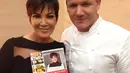 Nah kalau ini sih kelihatan banget. Kris Jenner menggunakan "penghalus wajah"! Lihat aja wajah Chef Gordon Ramsey! (instagram/krisjenner)