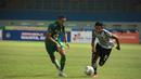 Bek sayap Persikabo 1973, Firza Andika, saat menghadapi Persebaya Surabaya dalam laga pekan kedua BRI Liga 1 2021/2022. (Bola.com/Nandang Permana)