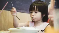 Anak Jangan Cuma Kenyang Makan Nasi, Pastikan Asupan Protein Hewani Cukup