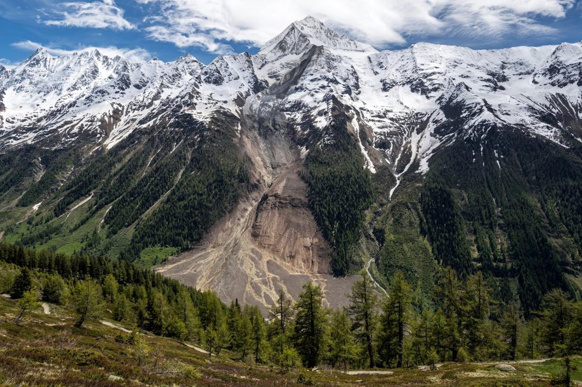 Kondisi desa terindah di Swiss terkubur reruntuhan gletser Pegunungan Alpen
