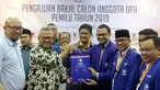 Wakil Ketua Umum PAN Hanafi Rais (ketiga kanan), Ketua DPP PAN Yandri Susanto (kedua kanan) dan pengurus DPP PAN menyerahkan berkas pengajuan bakal caleg kepada Ketua KPU Arief Budiman di kantor KPU, Jakarta, Selasa (17/7). (Liputan6.com/Johan Tallo)