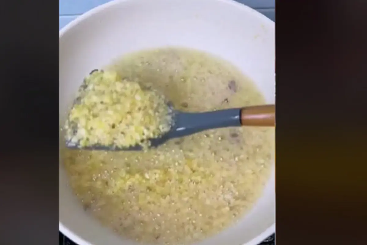 Tingkatkan Cita Rasa Makanan, Begini Trik Mudah Bikin Minyak Bawang Putih Anti Pahit