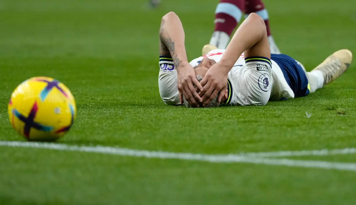 <p>Pemain Tottenham Hotspur Richarlison bereaksi setelah kehilangan peluang mencetak gol ke gawang West Ham United pada pertandingan sepak bola Liga Inggris di Stadion Tottenham Hotspur, London, Inggris, 19 Februari 2023. Tottenham Hotspur mengalahkan West Ham United dengan skor 2-0. (AP Photo/Kirsty Wigglesworth)</p>