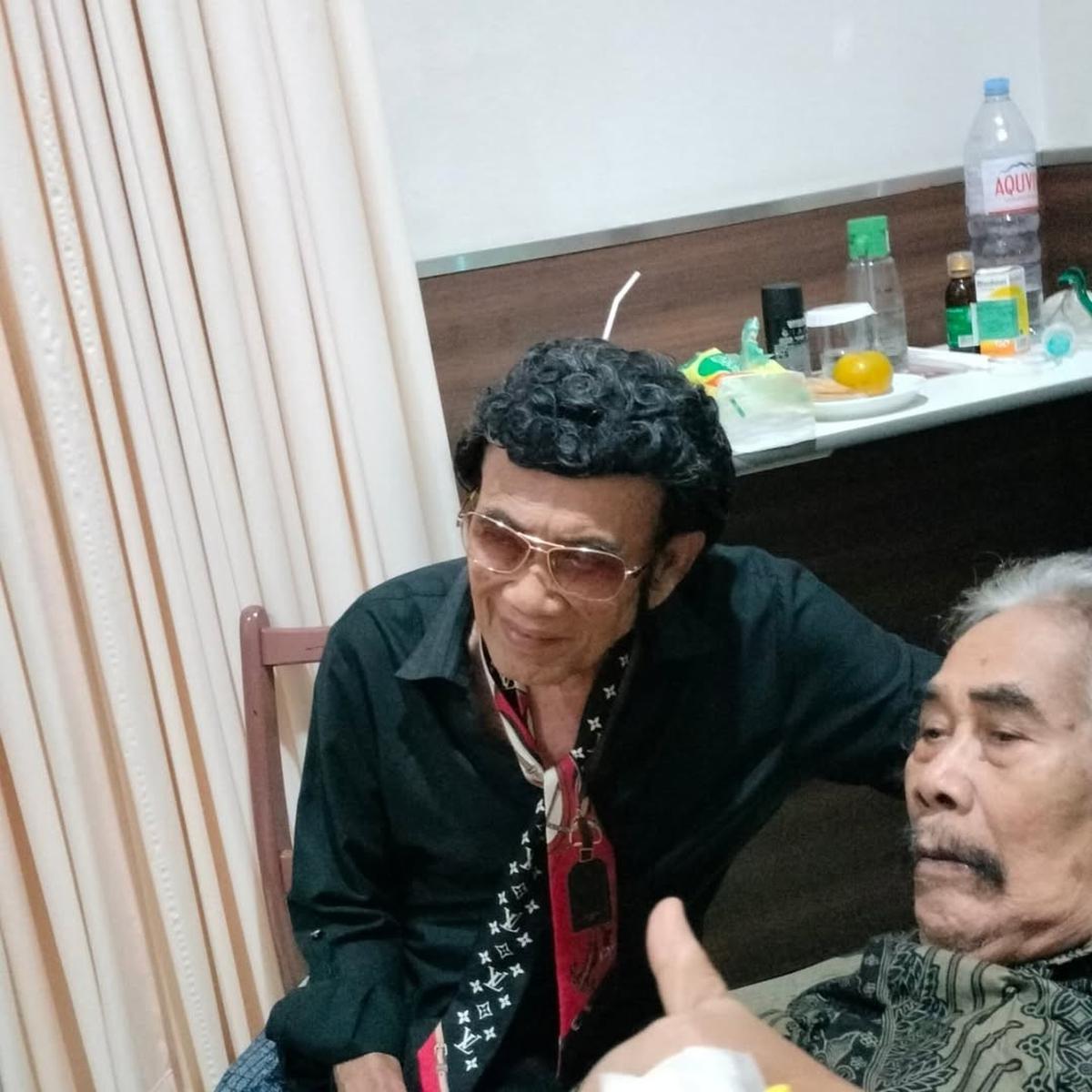 Momen Si Raja Dangdut Jenguk hingga Nasehati Jaja Miharja yang Terbaring di Rumah Sakit