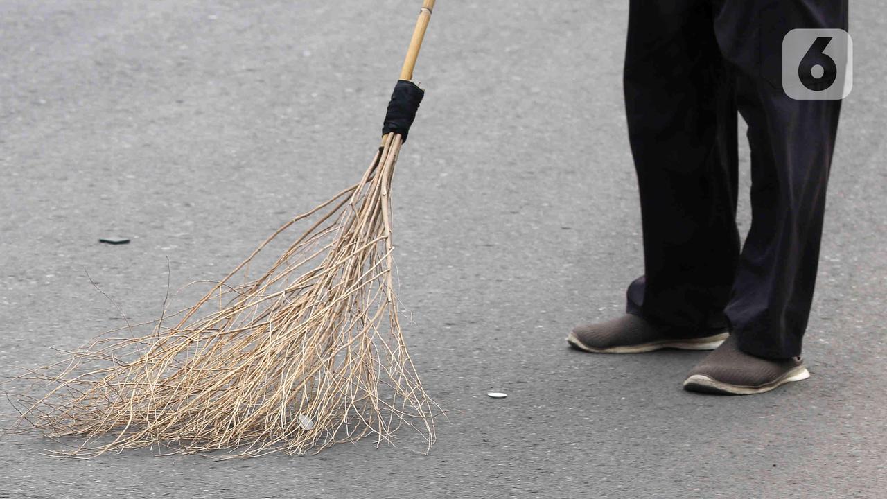 FOTO: Potret Pencari Sedekah Pakai Sapu di Jalanan Indramayu