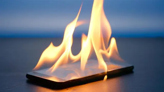 Ilustrasi ponsel terbakar (Tech Advisor)