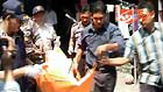 Ibu dan Dua Anaknya Bakar Diri