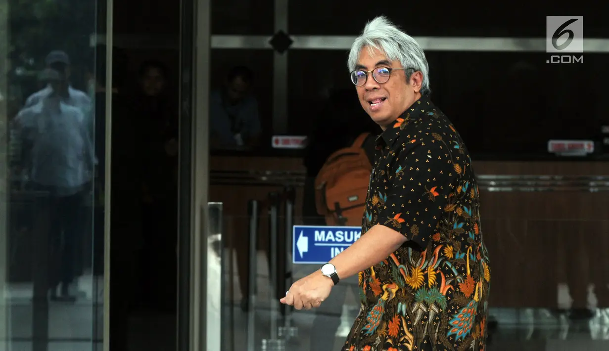 Akademisi dan pegiat antikorupsi Imam Prasodjo tiba untuk melakukan pertemuan dengan Pimpinan KPK, Jakarta, Rabu (16/5). Pertemuan tertutup tersebut membahas setrategi pencegahan korupsi di indonesia. (Merdeka.com/Dwi Narwoko)