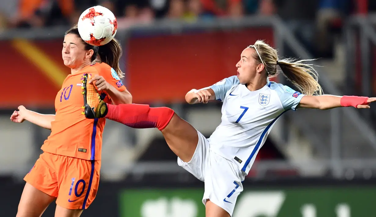 Gelandang Belanda, Danielle van de Donk berebut bola dengan gelandang Inggris Jordan Nobbs pada semifinal UEFA Women’s Euro 2017 di Stadion FC Twente, di Enschede (3/8). Belanda akan bertemu Denmark di Final. (AFP Photo/Daniel Mihailescu)