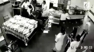 Rekaman CCTV menunjukkan penyerangan yang dilakukan keluarga pasien kepada dokter di Rumah Sakit JJ, Mumbai, India. Seorang dokter mengalami patah tulang di area wajah karena serangan ini.