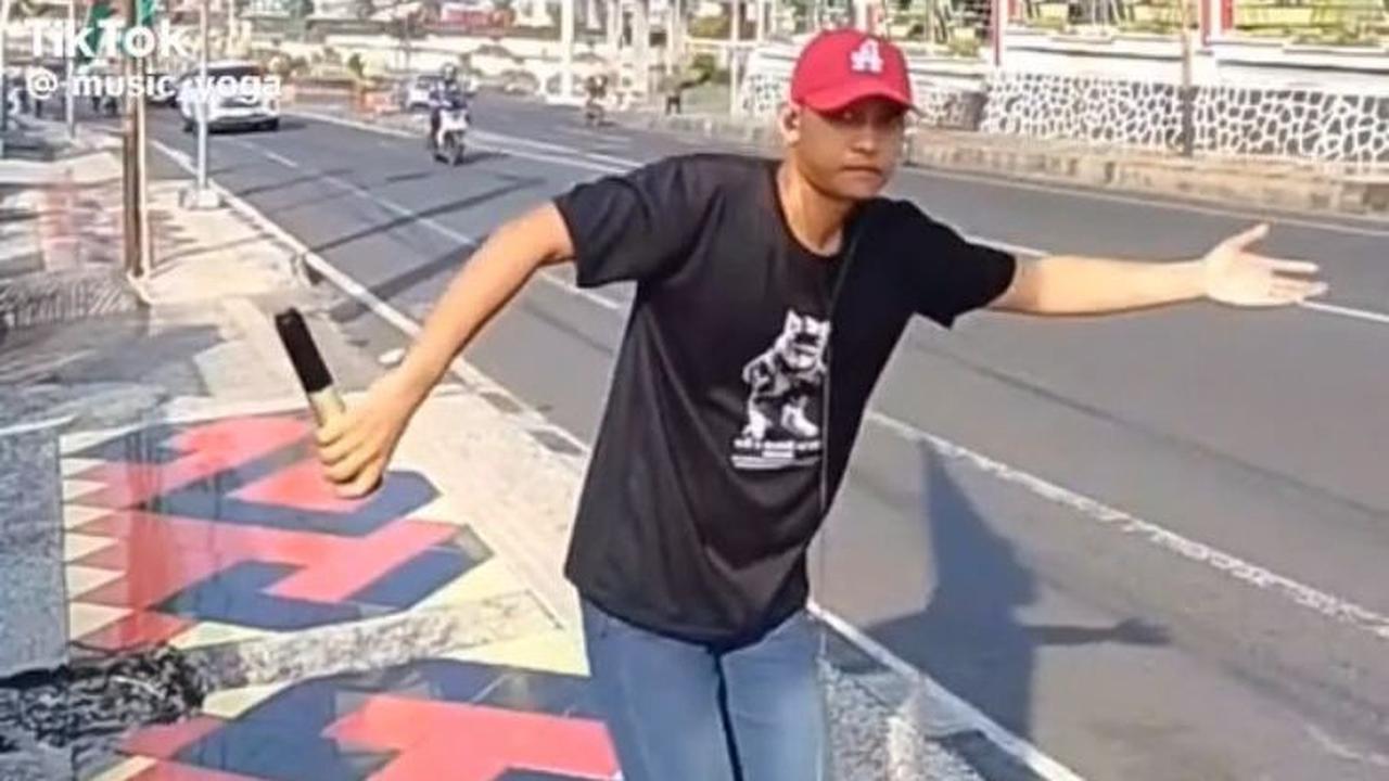 Awalnya, semua tampak berjalan seperti biasanya. Yoga pun tampak menikmati intro lagu sambil berjoget di pinggir jalan. Tak malu, ia memang sudah biasa melakukan ini. Di tempat inilah ia biasa live sambil bernyanyi dan mengunggahnya ke akun tiktok @music_