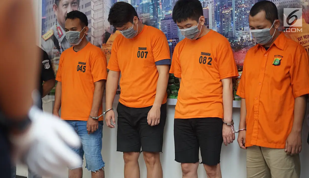 Para tersangka dihadirkan dalam rilis kasus tindak pidana narkotika jenis sabu di Polda Metro Jaya, Kamis (13/6/2019). Ditnarkoba bekerja sama dengan Ditjen Bea Cukai menangkap empat orang tersangka dari tiga kasus penyelundupan narkotika jaringan internasional. (Liputan6.com/Immanuel Antonius)