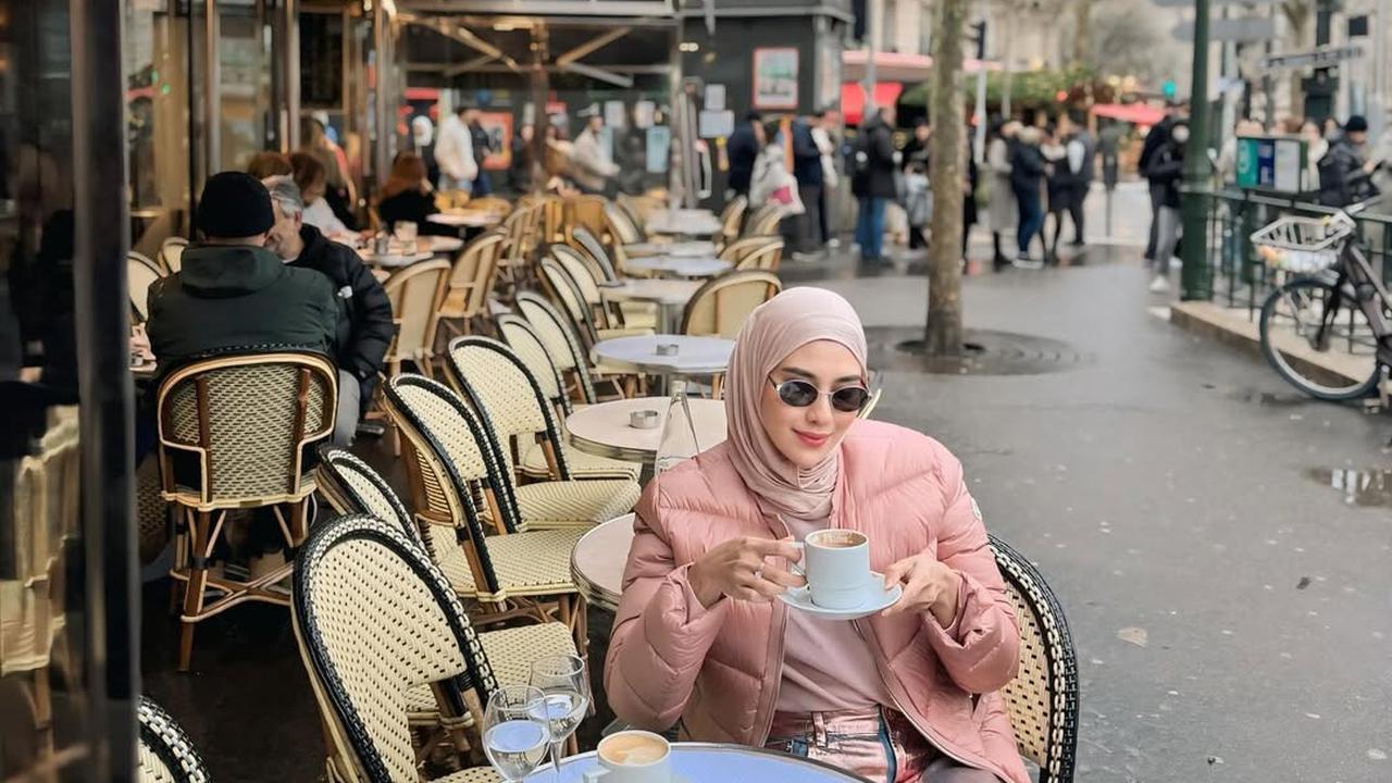 Potret Cantik Syahnaz Liburan ke Paris, Tampil Gemas dengan Outfit Serba Pink