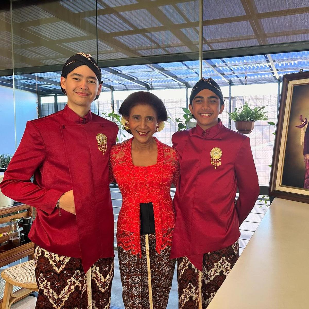 Susi Pudjiastuti Anggun Berkebaya Dipelukan Dua 'Pangeran' Tampan