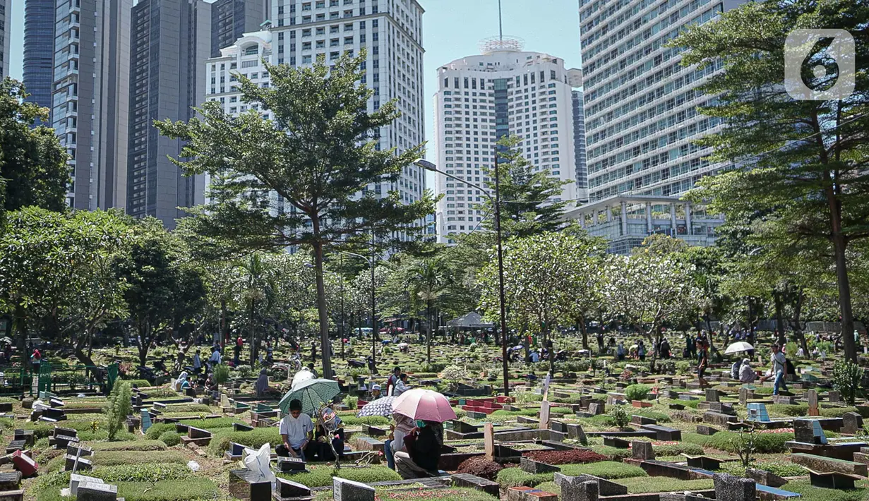 Suasana saat sejumlah umat muslim berdoa di makam keluarganya di Tempat Pemakaman Umum (TPU) Karet Tengsin, Jakarta, Minggu (27/3/2022). Sepekan jelang datangnya bulan suci Ramadan, banyak warga yang melakukan tradisi ziarah makam untuk mendoakan keluarganya. (Liputan6.com/Faizal Fanani)