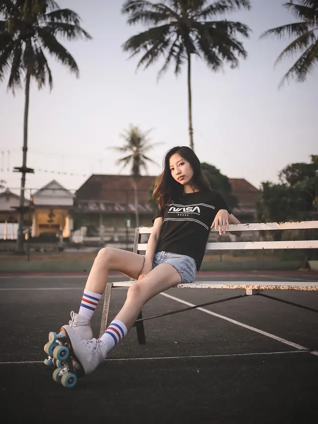 wanita dengan sepatu roda