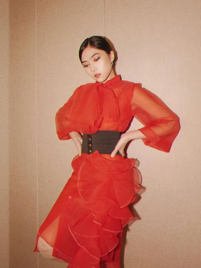 Gaya Busana Retro Isyana Sarasvati, Tampil Stylish. (Sumber: Instagram/isyanasarasvati)
