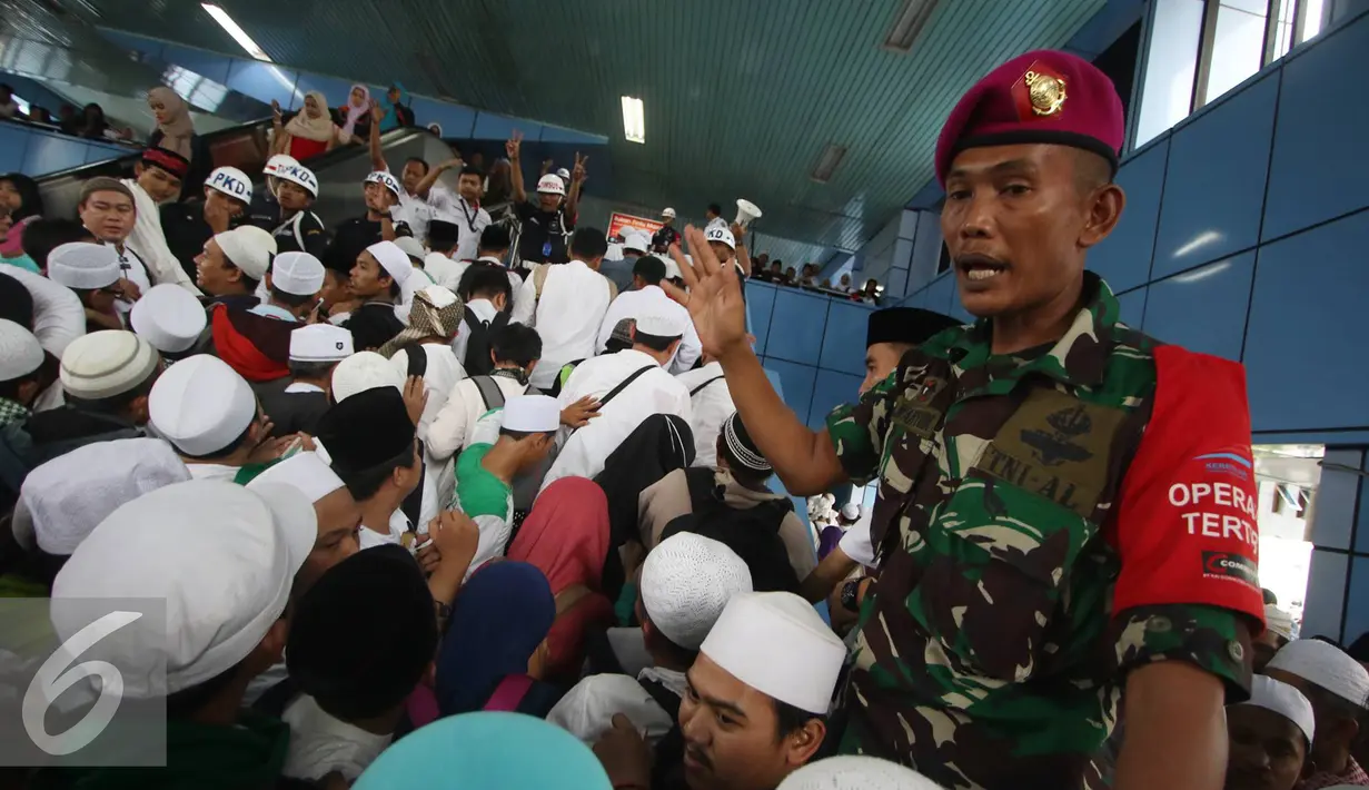 Petugas TNI menjaga keamanan di Stasiun Juanda, Jakarta, Sabtu (11/2). Mereka adalah massa yang sebelumnya menggelar kegiatan di Masjid Istiqlal dengan agenda zikir dan tausiyah nasional. (Liputan6.com/Immanuel Antonius)