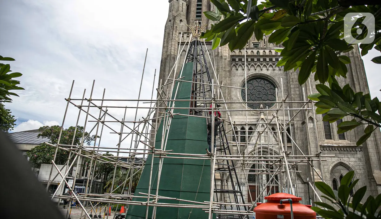 Sebuah pohon Natal sedang dalam proses penyelesaian di Gereja Katedral, Jakarta pada Rabu (16/12/2020). Gereja Katedral Jakarta membuat pohon natal dengan tinggi lebih dari 10 meter dalam rangka menyambut perayaan Natal. (Liputan6.com/Faizal Fanani)