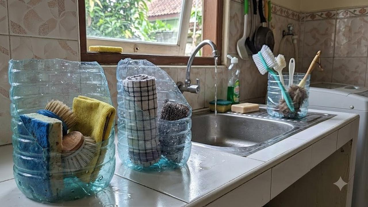 Trik Memanfaatkan Botol Plastik Bekas untuk Penyimpanan Rumah (AI Generated)