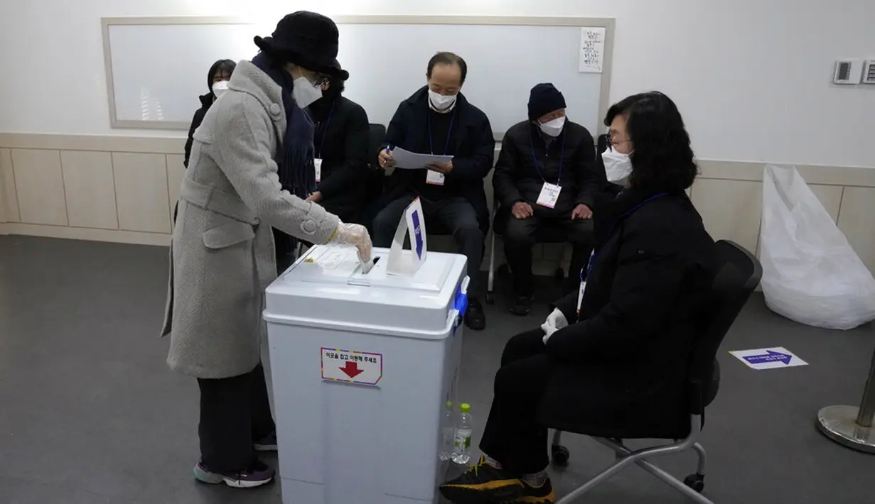 Seorang pemilih memberikan suara pada pemilihan presiden di TPS lokal di Seoul, Korea Selatan, Rabu (9/3/2022). Korea Selatan mulai pemilihan presiden dengan mempertarungkan Lee Jae-myung yang berhaluan liberal dan Yoon Suk-yeol dari kubu konservatif. (AP Photo/Lee Jin-man)