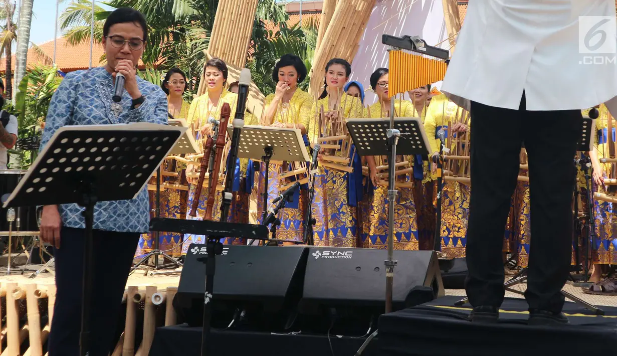 Menteri Keuangan Sri Mulyani saat bernyanyi di sela Pertemuan Tahunan IMF-Bank Dunia 2018 di Nusa Dua, Bali, Minggu (14/10). Sri Mulyani menyanyikan lagu berjudul My Way karya Frank Sinatra. (Liputan6.com/Angga Yuniar)