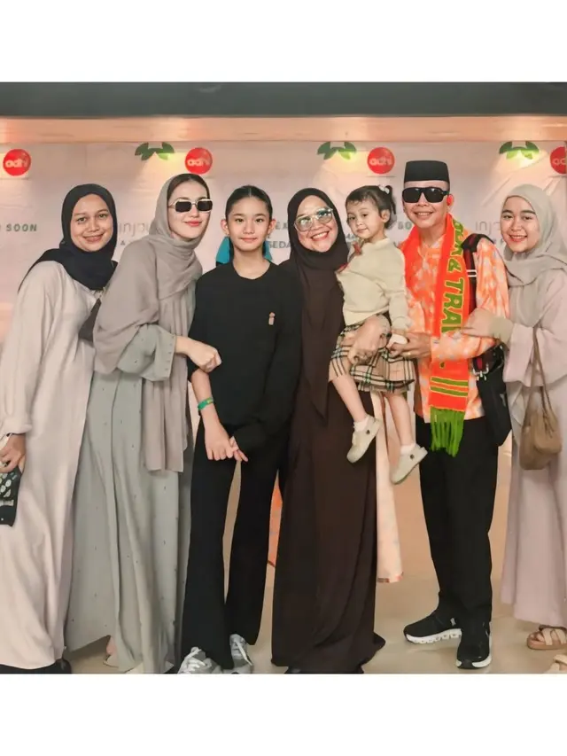 Model Gamis Ayu Ting Ting saat Antar Orang Tua Berangkat Umroh, Simpel Cocok untuk Sehari-hari