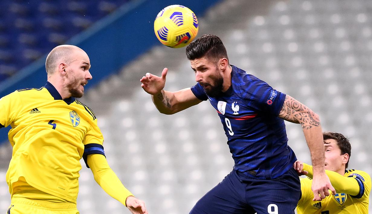 Penyerang Prancis, Olivier Giroud, menyundul bola saat menghadapi Swedia pada laga lanjutan Grup 3 UEFA Nations League di Stade de France, Rabu (18/11/2020) dini hari WIB. Prancis menang 4-2 atas Swedia. (AFP/Franck Fife)