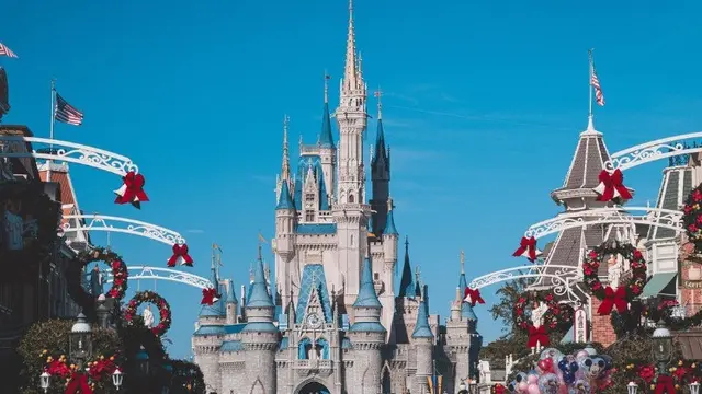 Omicron Belum Reda di AS, Disneyland Cabut Kewajiban Pakai Masker per 17 Februari 2022
