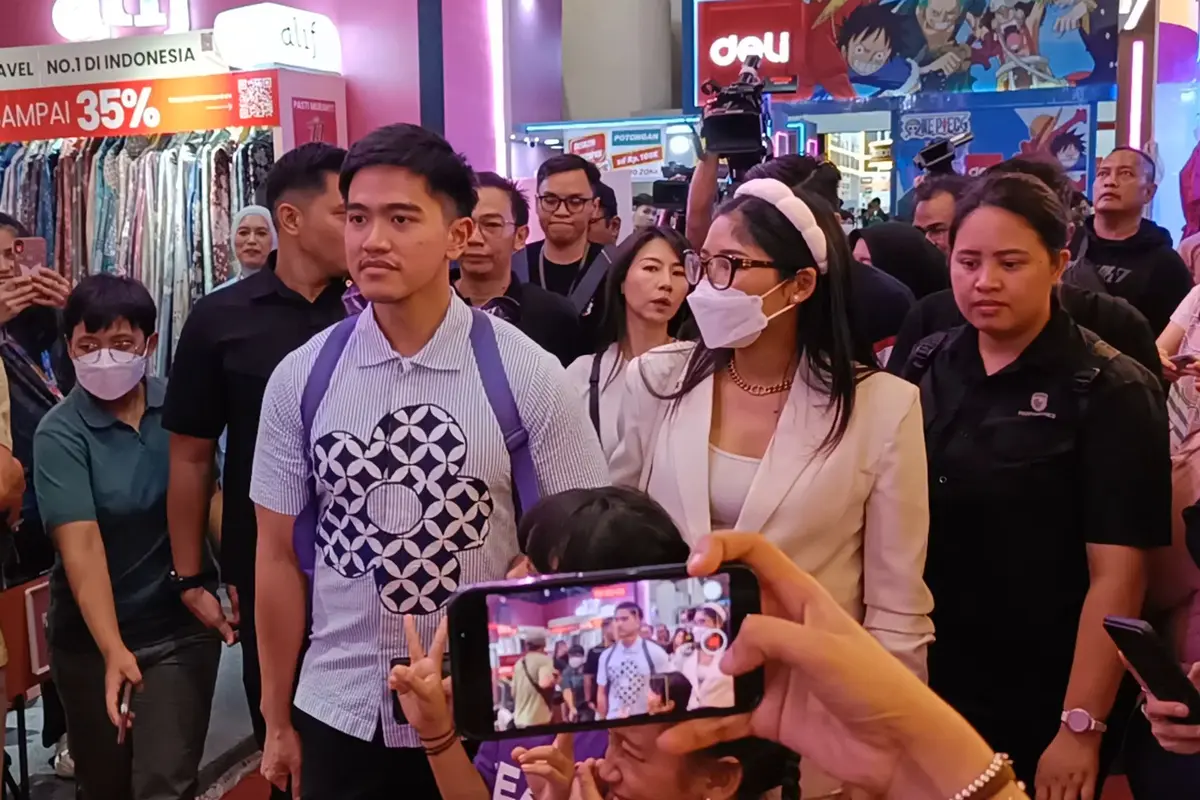 Ketum PSI Kaesang Pangarep berkunjung dan berkeliling area Pekan Raya Jakarta (PRJ) atau Jakarta Fair Kemayoran 2024 (JFK 2024) ditemani istrinya, Erina Gudono.