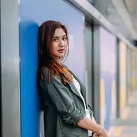 Potret Mikha Tambayong Pertama Kali Naik MRT (sumber: instagram/miktambayong)