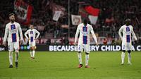Para pemain Paris Saint Germain tertunduk lesu setelah ditaklukkan Bayern Munchen pada leg kedua babak 16 besar Liga Champions 2022/2023 di Allianz Arena, Kamis (9/3/2023). Kekalahan ini membuat PSG lagi-lagi gagal di Liga Champions. (AP Photo/Matthias Schrader)