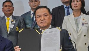 Pemimpin Partai Bhumjaithai, Anutin Charnvirakul, menunjukkan MoU yang telah ditandatangani antara partai-partai koalisinya dan Partai Rakyat di Parlemen, Bangkok, Thailand, Rabu (3/9/2025). (Dok. AP/Sakchai Lalit)&nbsp;&nbsp;&nbsp;