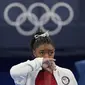 Simone Biles, dari Amerika Serikat, menyaksikan pesenam tampil selama Olimpiade Tokyo 2020 pada 27 Juli 2021, di Tokyo. Biles mengatakan dia tidak berada di 'headspace' yang tepat untuk bersaing dan mengundurkan diri dari final tim senam untuk melindungi dirinya sendiri. (AP Photo/Ashley Landis)