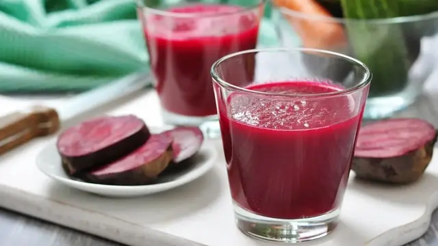 Jus buah bit (Sumber: shutterstock.com/g/miamama)