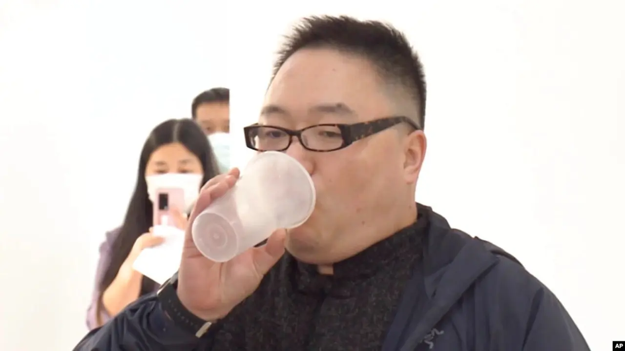 Seorang pria menghirup vaksin COVID aerosol yang dikembangkan oleh perusahaan biofarmasi China CanSino Biologics Inc. di Shanghai pada Rabu, 26 Oktober 2022. (Foto: Shanghai Media Group via AP)