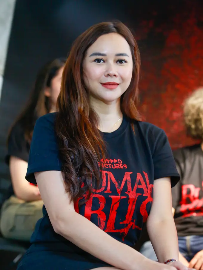 Setelah bercerai dengan Eryck Amaral, Aura Kasih menafkahi anak seorang diri. Tak mengeluh, dia justru santai dengan hal tersebut