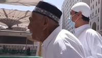 Awalnya pakai kursi roda, jemaah haji yang sempat minta turun pesawat karena lupa kasih makan ayam peliharaannya bikin kagum karena bisa jalan cepat di Madinah. (dok. tangkapan layar Instagram @unikinfo_id/https://www.instagram.com/p/CtDrGE_P9te/)