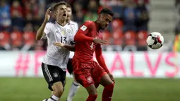 Pemain Jerman, Thomas Müller (kiri) berebut bola dengan pemain Republik Ceska, Theodor Gebre Selassie  pada laga Grup C kualifikasi Piala Dunia 2018 di Plzen, Republik Ceska (1/9/2017). Jerman menang 2-1. (AP/Petr David Josek)