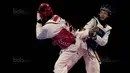 Atlet taekwondo Indonesia, Shaleha Fitriana (biru), saat melawan Nguyen Ha Thi pada final kelas kyorugi -62 SEA Games di KLCC, Kuala Lumpur, Minggu (27/8/2017). Kalah di final, Shaleha harus puas meraih perak. (Bola.com/Vitalis Yogi Trisna)